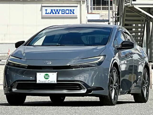 Toyota Prius Z 2023 — фото 1, купить с доставкой в Москву