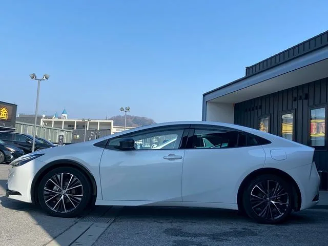 Toyota Prius Z 2023 — миниатюра 4
