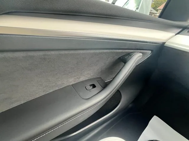 Tesla Model Y RWD 2024 — миниатюра 3