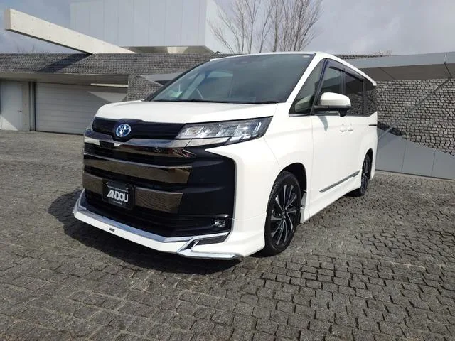 Toyota NOAH HYBRID S-Z 2023 — фото 1, купить с доставкой в Москву
