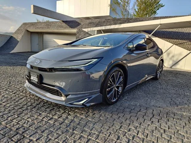 Toyota Prius Z 2024 — фото 1, купить с доставкой в Москву