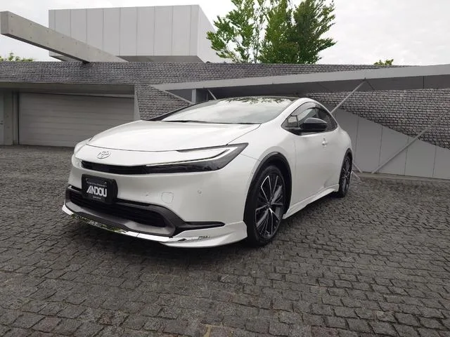 Toyota PRIUS Z 2023 — фото 1, купить с доставкой в Москву
