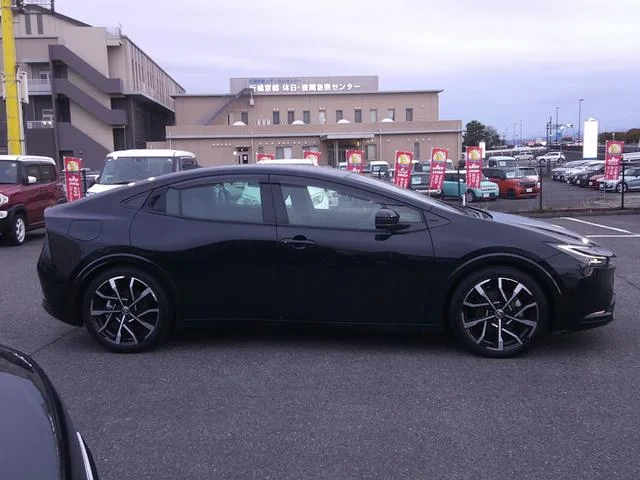 Toyota Prius Z 2023 — миниатюра 2