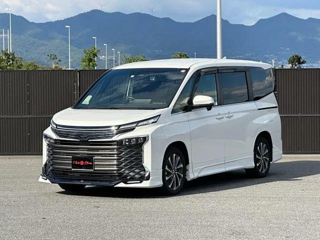 Toyota VOXY HYBRID S-Z 2023 — фото 1, купить с доставкой в Москву