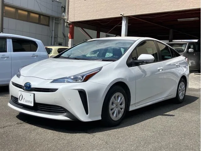 Toyota Prius S 2022 — фото 1, купить с доставкой в Москву