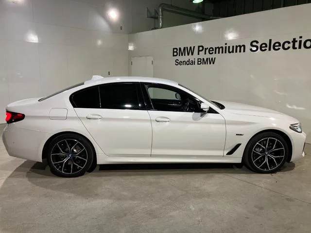 BMW 5 Series 530E M-SPORT 2022 — миниатюра 4