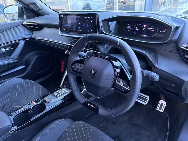 Peugeot 2008 GT HYBRID 2025 — миниатюра 4