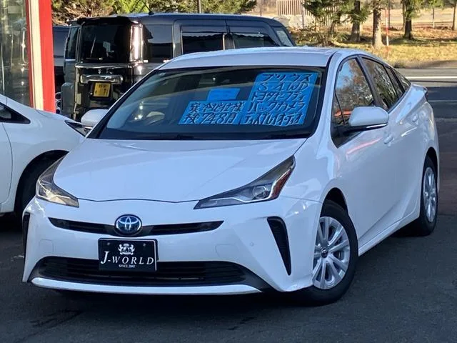 Toyota Prius S 2022 — фото 1, купить с доставкой в Москву