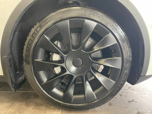 Tesla MODEL Y RWD 2023 — миниатюра 4