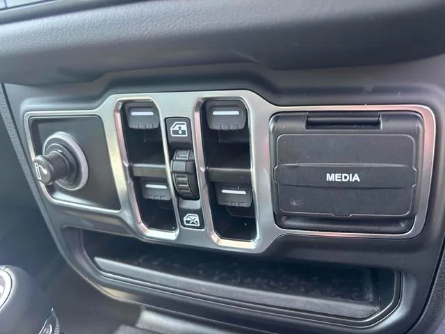 Chrysler Jeep JEEP WRANGLER UNLIMITED SAHARA 2025 — миниатюра 2