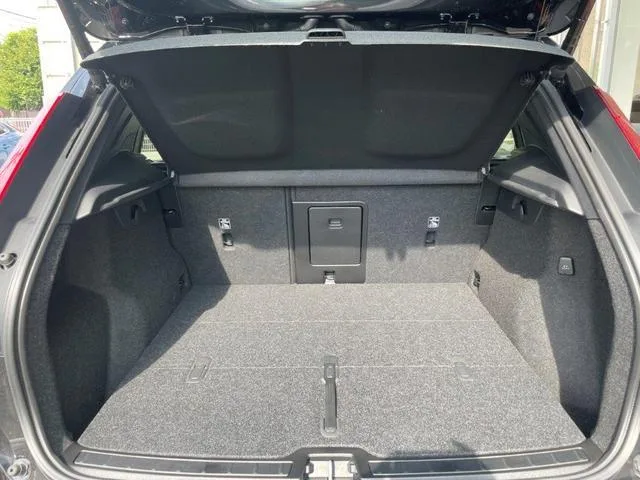 Volvo XC40 PLUS B3 2025 — миниатюра 4