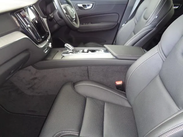 Volvo XC60 ULTRA B5 AWD DARK EDITION 2025 — миниатюра 3