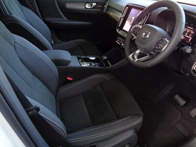 Volvo XC40 ULTRA B4 AWD DARK EDITION 2025 — миниатюра 4