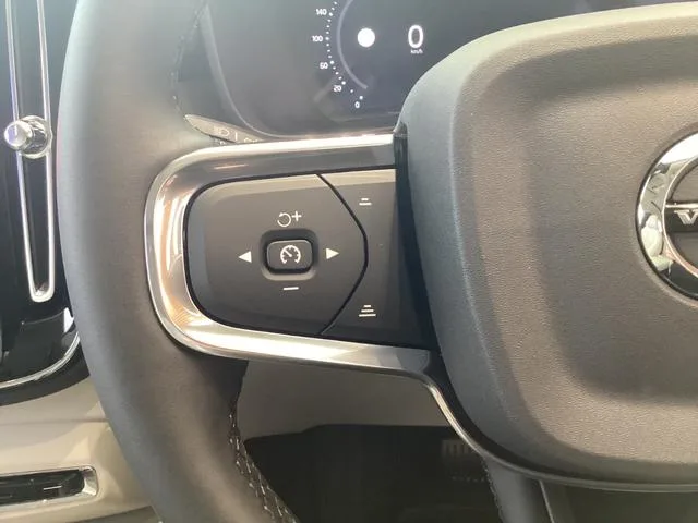 Volvo XC40 ULTRA B4 AWD DARK EDITION 2025 — миниатюра 5