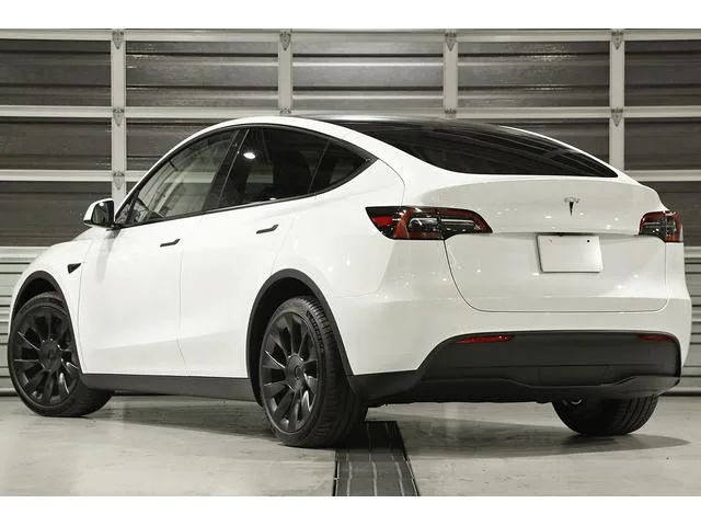 Tesla Model Y 2022 — миниатюра 2