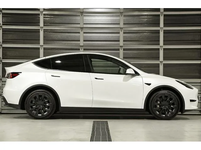 Tesla Model Y 2022 — миниатюра 3
