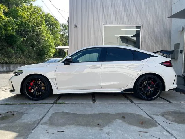 Honda CIVIC TYPE R RACING BLACK PACKAGE 2025 — миниатюра 4