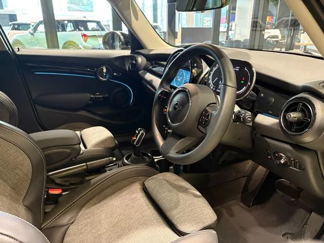 MINI MINI COOPER PREMIUM PLUS PACKAGE CLASSIC TRIM 2023 — миниатюра 5