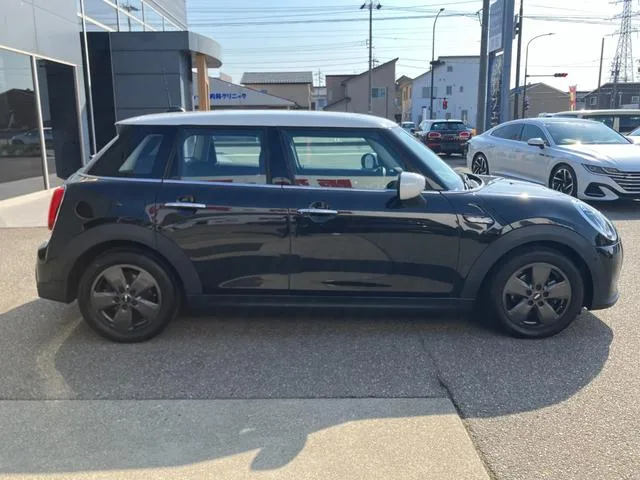 MINI MINI COOPER D PREMIUM PLUS PACKAGE ESSENTIAL TRIM 2023 — миниатюра 5