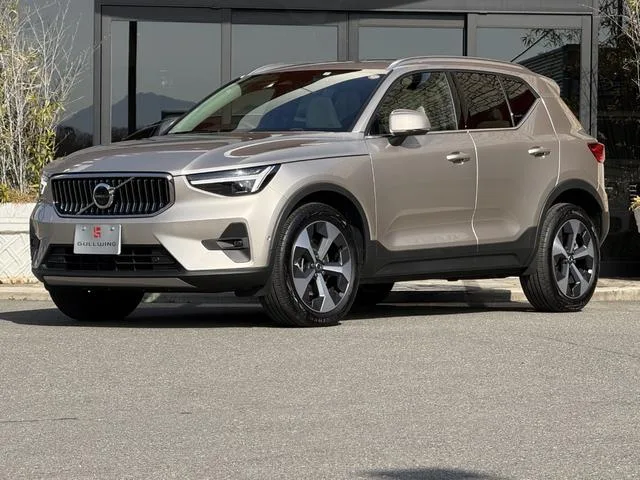 Volvo XC40 ULTIMATE B4 AWD 2023 — фото 1, купить с доставкой в Москву