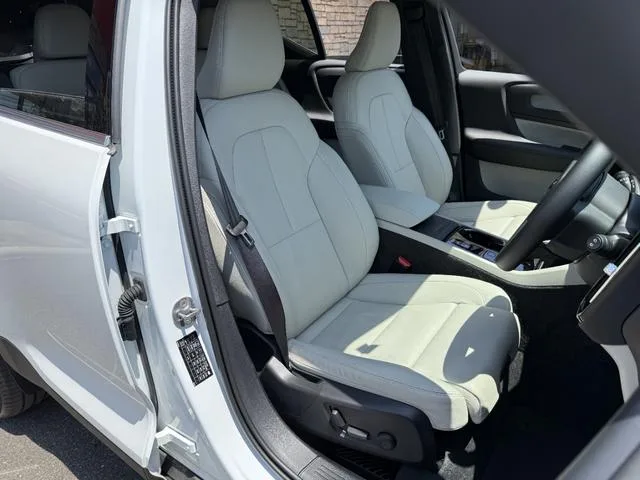 Volvo XC40 ULTIMATE B4 AWD 2024 — миниатюра 2