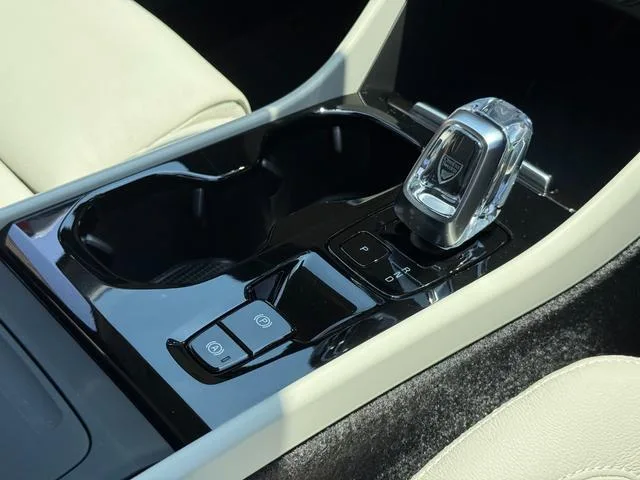 Volvo XC40 ULTIMATE B4 AWD 2024 — миниатюра 4