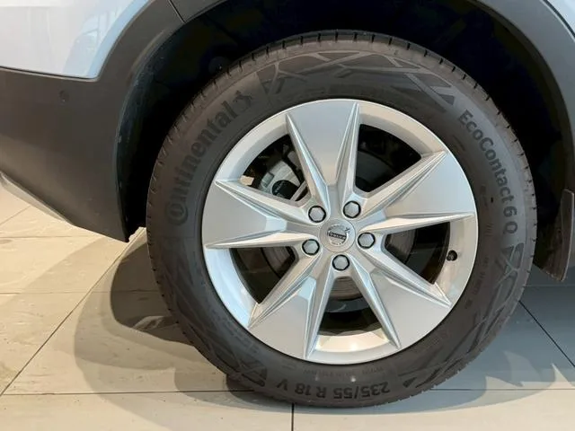 Volvo XC40 PLUS B3 2025 — миниатюра 4