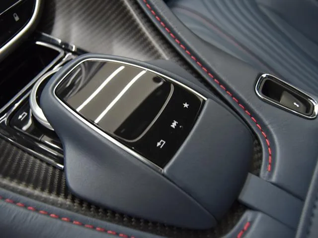 Aston Martin DB11 V8 2022 — миниатюра 5