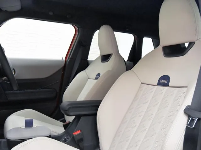 MINI MINI COOPER S FAVOURED TRIM 2026 — миниатюра 2