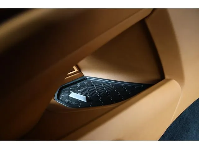 Aston Martin DB12 BASE GRADE 2024 — миниатюра 5