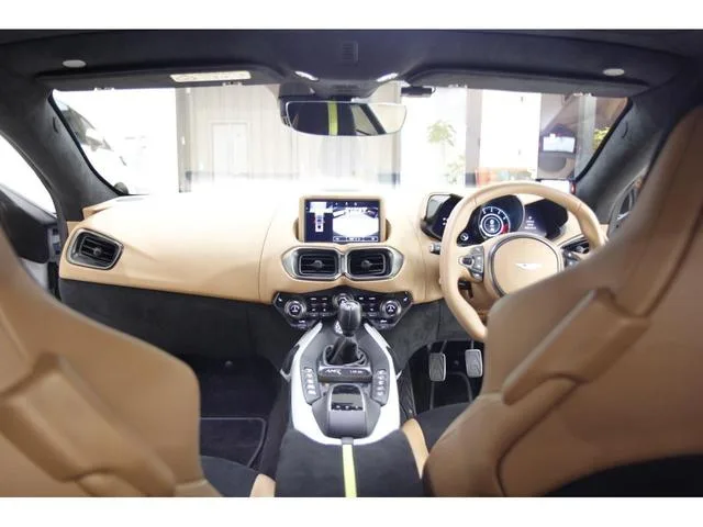 Aston Martin VANTAGE 2022 — миниатюра 5