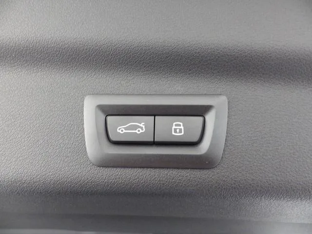 BMW X1 X DRIVE 20I X LINE 2023 — миниатюра 4