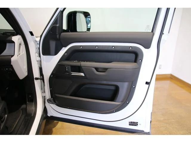 Land Rover Defender 110X-DYNAMIC SE P300 2024 — миниатюра 3
