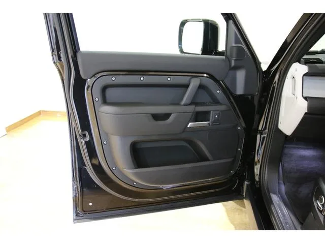 Land Rover Defender 130X-DYNAMIC SE D350 2025 — миниатюра 5