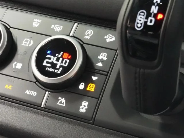 Land Rover Defender 110X-DYNAMIC SE D300 2024 — миниатюра 2