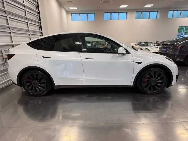 Tesla Model Y PERFORMANCE 2023 — миниатюра 3
