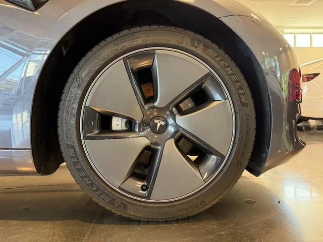 Tesla Model 3 BASE GRADE 2023 — миниатюра 2
