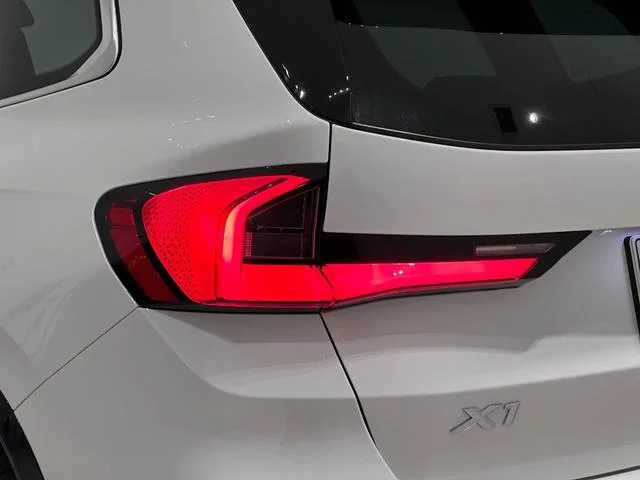 BMW X1 X DRIVE 20I X LINE 2023 — миниатюра 4