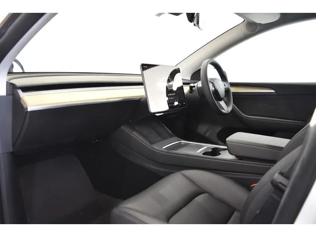 Tesla Model Y RWD 2023 — миниатюра 2