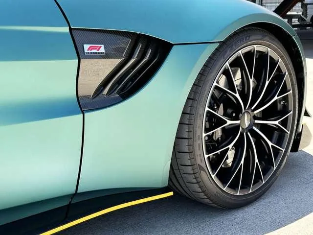 Aston Martin VANTAGE 2022 — миниатюра 4
