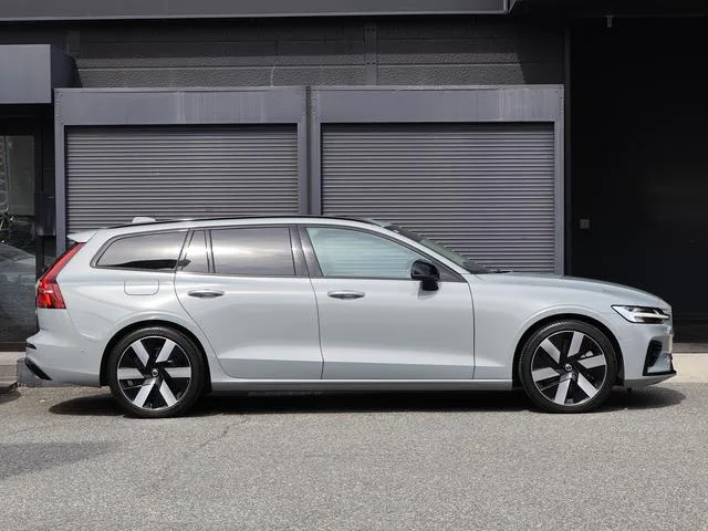 Volvo V60 RECHARGE ULTIMATE T6 AWD PLUGIN HYBRID 2024 — миниатюра 2