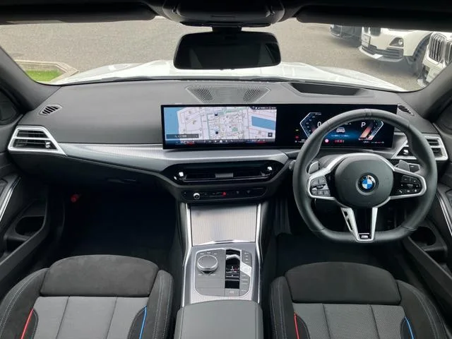 BMW 3 Series 50TH ANNIVERSARY LIMITED 2025 — миниатюра 4