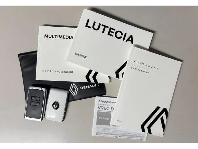 Renault LUTECIA E-TECH HYBRID LEATHER PACK 2023 — миниатюра 2