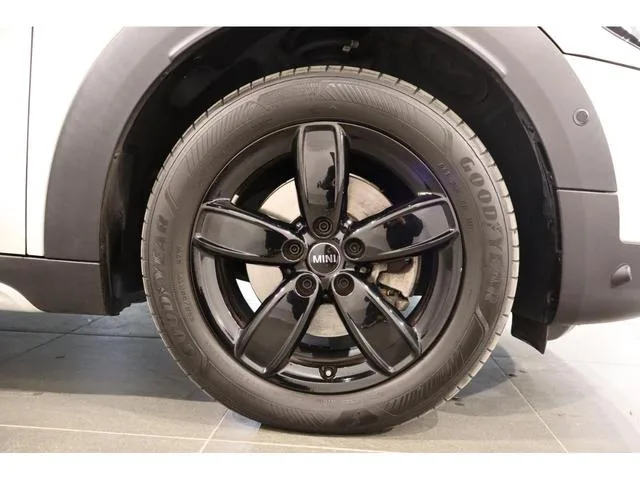 MINI MINI COOPER D CROSSOVER CLASSIC TRIM 2023 — миниатюра 4