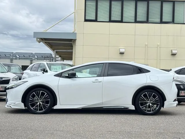 Toyota Prius Z 2023 — миниатюра 5