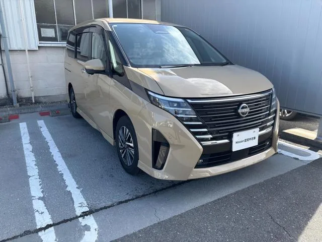 Nissan SERENA E-POWER LUXION 2023 — фото 1, купить с доставкой в Москву