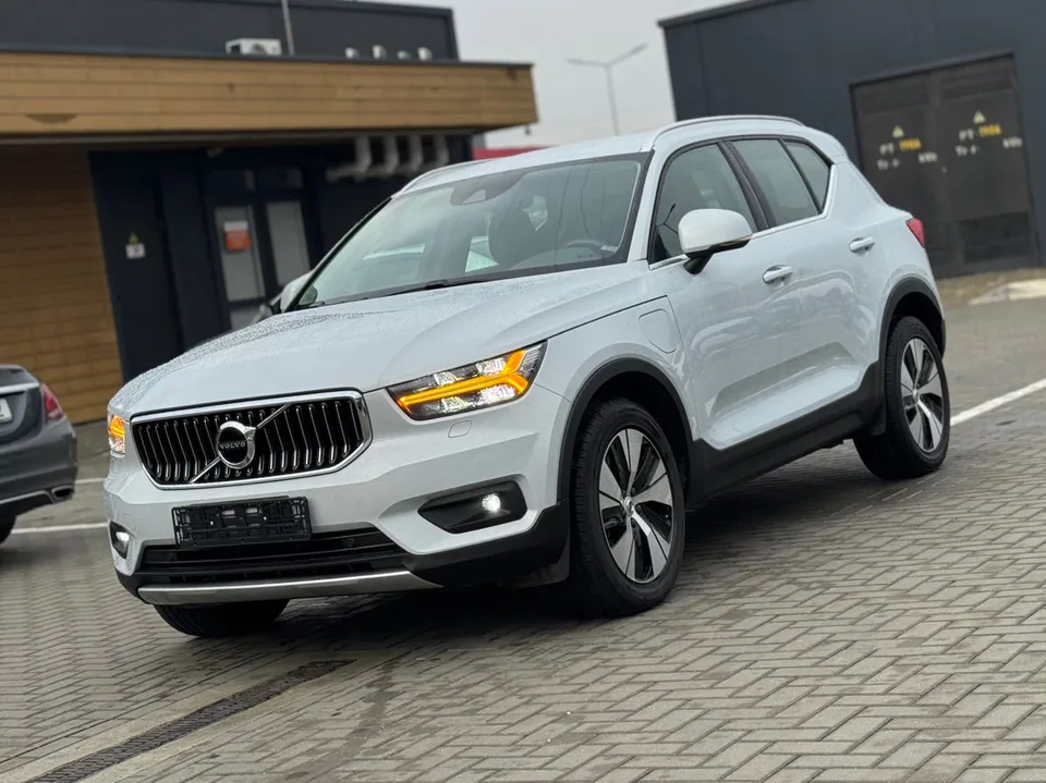 Volvo XC40 2022 — фото 1, купить с доставкой в Москву