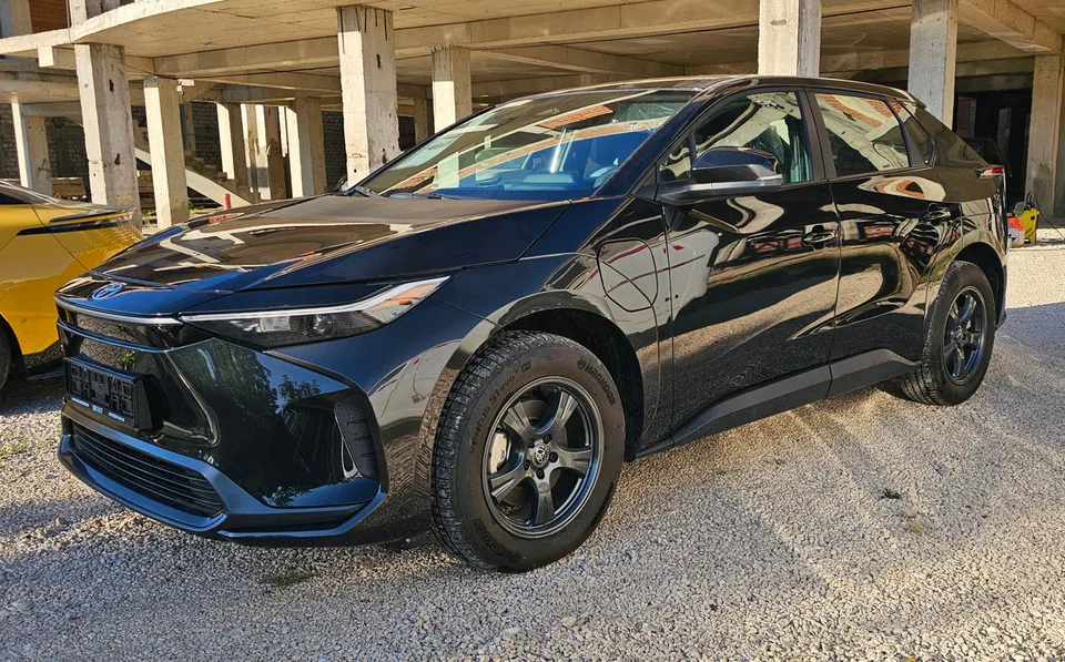 Toyota Bz4X 2023 — фото 1, купить с доставкой в Москву