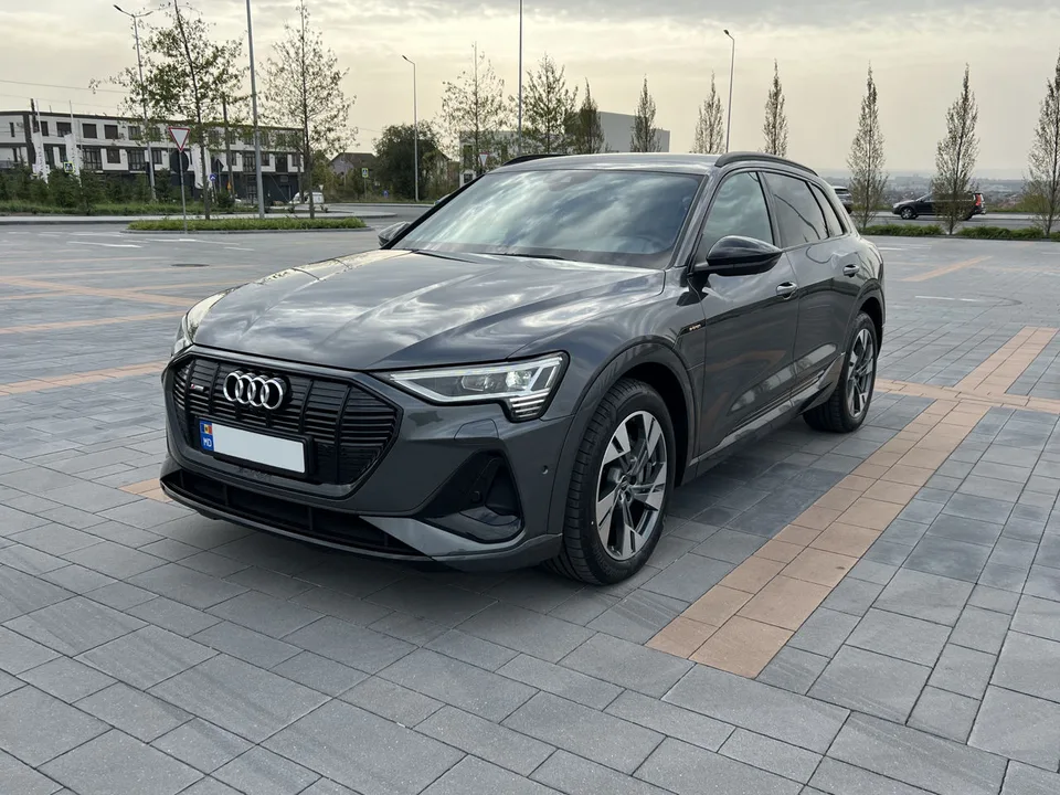 Audi e-tron 2022 — фото 1, купить с доставкой в Москву