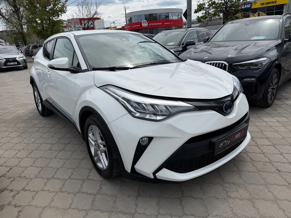 Toyota C-HR 2023 — фото 1, купить с доставкой в Москву